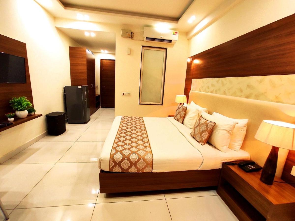 Hotel When In Gurgaon - Opposite To Artemis Hospital Exterior foto